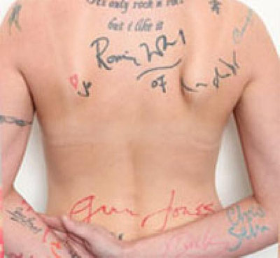 สุดคลั่ง! สาวอังกฤษ ล่าคนดังให้ เซ็นชื่อ ที่ตัวแล้วสักทับ สะสมเลอะไปทั่วร่าง