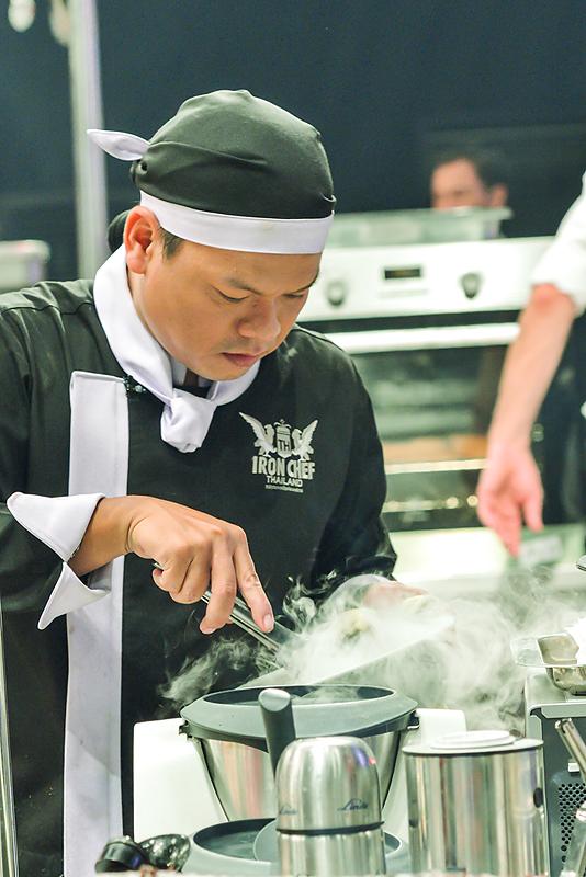 ศึกถล่มบัลลังก์กระทะเหล็ก