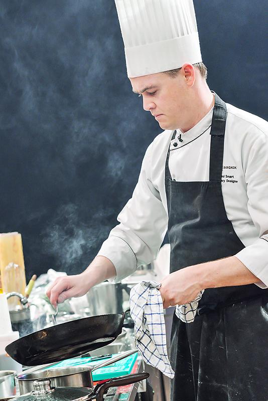 ศึกถล่มบัลลังก์กระทะเหล็ก