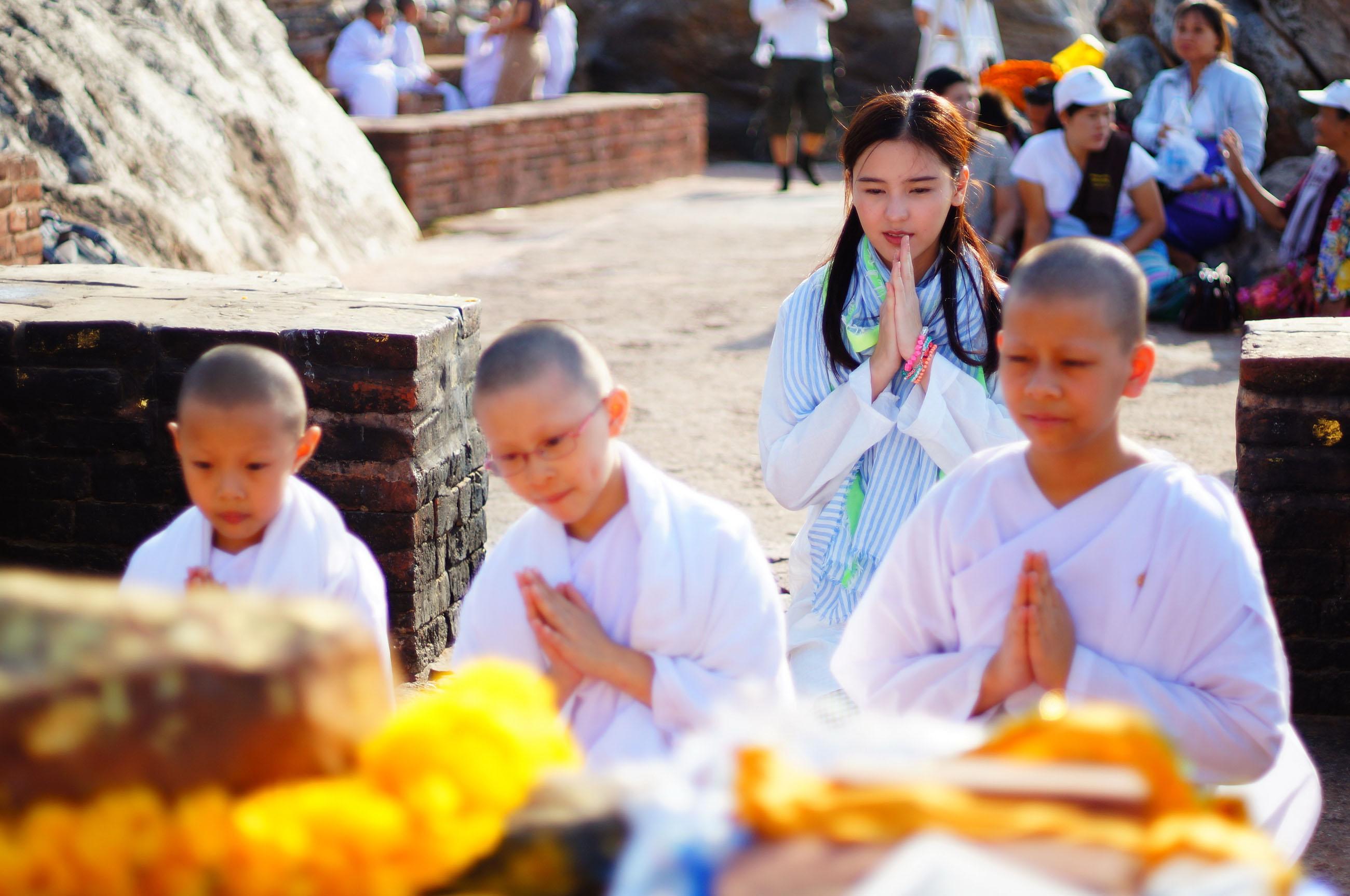 นมัสเต จ๊ะเอ๋ บ๊ายบาย