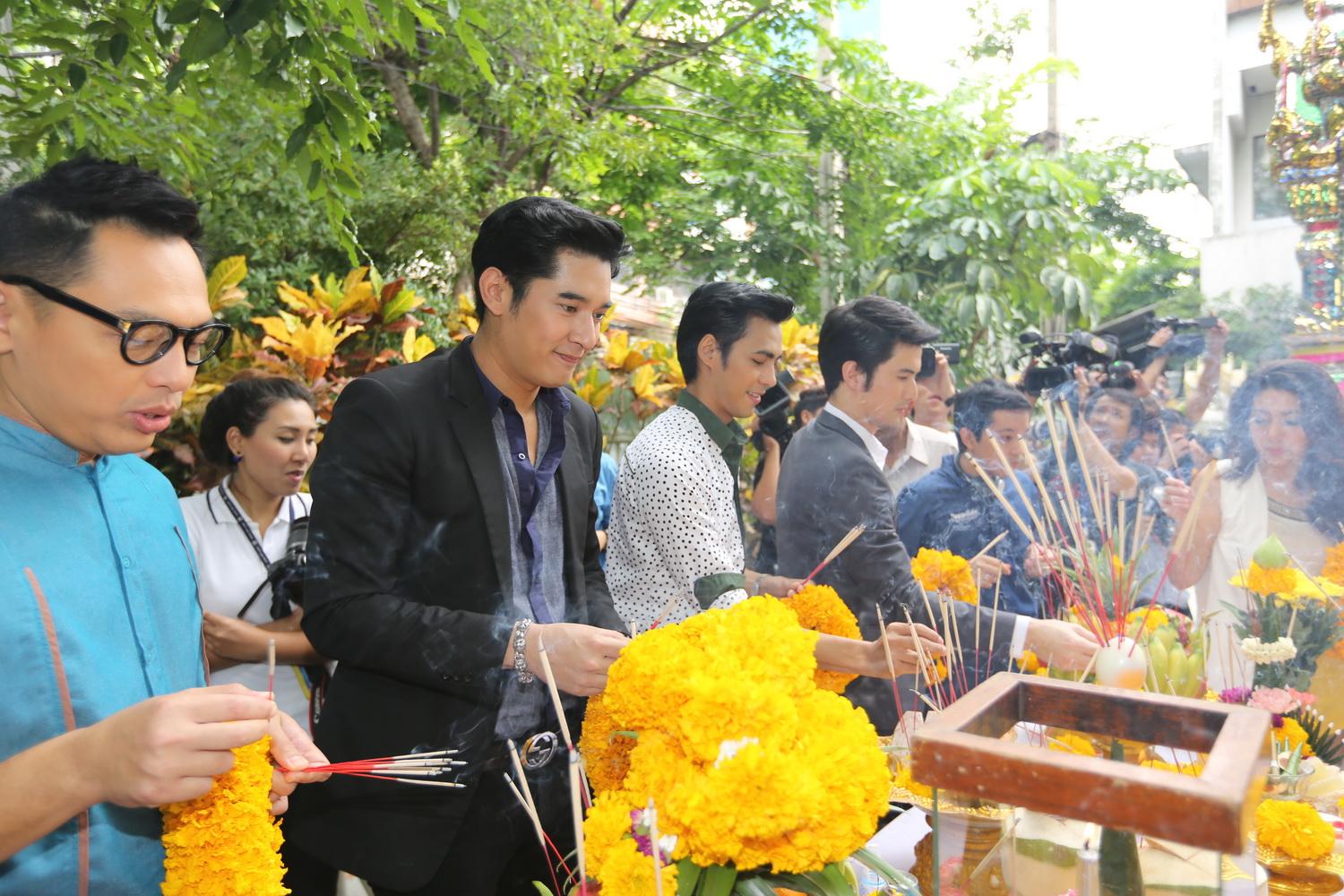 กุหลาบเล่นไฟ
