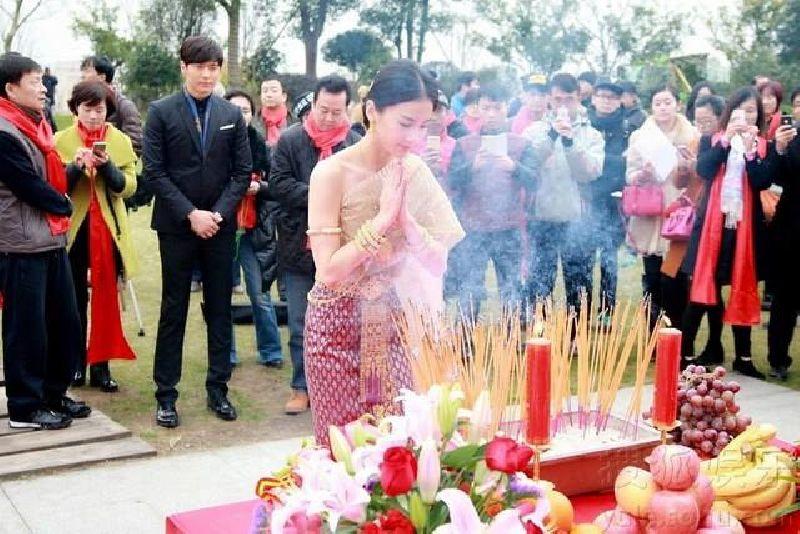 หวงเซิ่งอี ใส่ชุดไทย