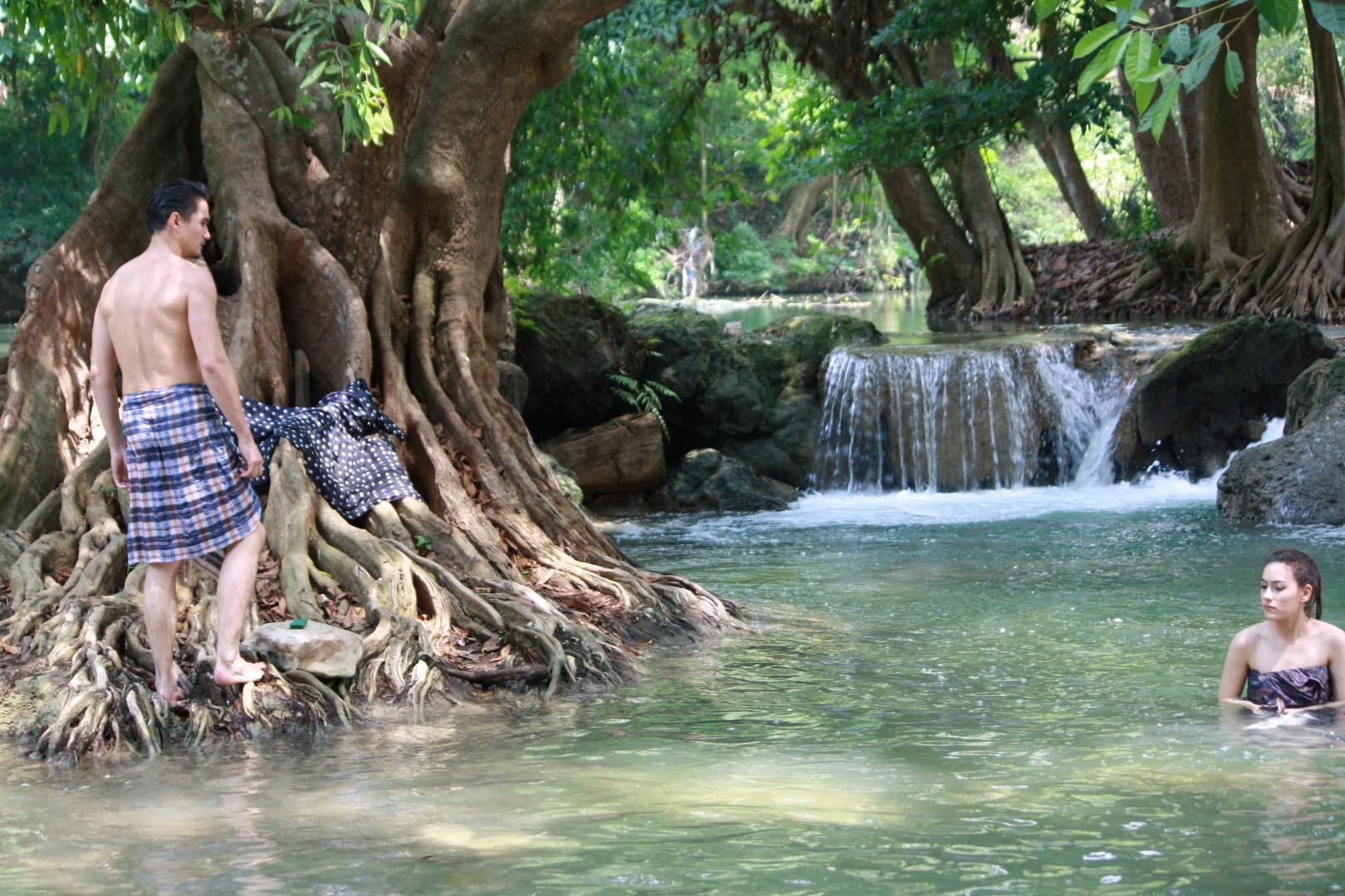 อนันดา-คิม เล่นน้ำตก