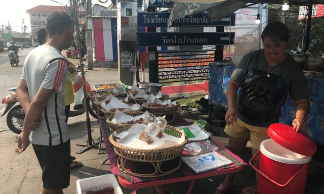 ประชาชนขอนแก่นแห่ซื้อข้าวราดแกงราคา 20 บาท
