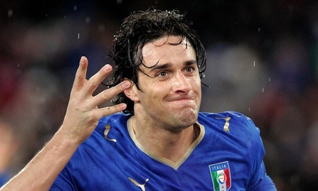 สถิติที่ไม่ธรรมดา ของลูก้า โทนี่ (Luca Toni) อดีตศูนย์หน้าร่างโย่งทีมชาติ อิตาลี (Italy)