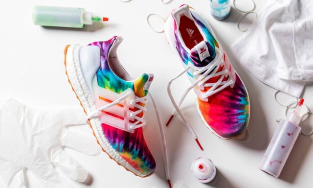 เอาใจหนุ่มสาวสายฮิปปี้กับสนีกเกอร์รุ่นใหม่ UltraBOOST Woodstock