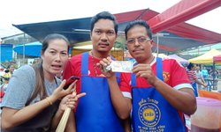 ทะเบียนรถให้โชค พ่อค้าลูกชิ้นทอดชีวิตพลิกถูกหวยรางวัลที่ 1