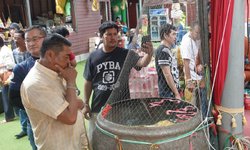 ใกล้วันหวยออก นักเสี่ยงโชคแห่ส่องเลขเด็ดอ่างน้ำมนต์อาศรมฤๅษีเณร