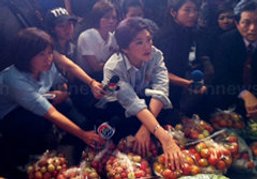 ยิ่งลักษณ์ เดินเช็กราคาผักที่ตลาดนครปฐม