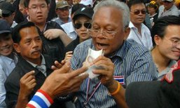ไม่หวั่นถูกอายัด คนแห่บริจาคเงินให้ สุเทพ 10 ล้าน