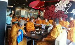 ภาพว่อนเน็ต! พระโผล่ฉันชาบู แน่นขนัดร้านดัง