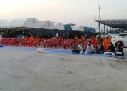 ศิษย์วัดพระธรรมกายปักหลักค้างคืนสวดมนต์ต่อเนื่อง