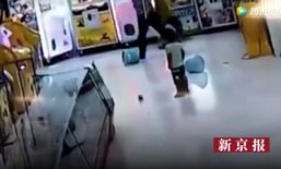 พ่อโหด! ทุบตีลูกสาวเหวี่ยงฟาดพื้น หลังรู้ซื้อขนมให้น้องชาย