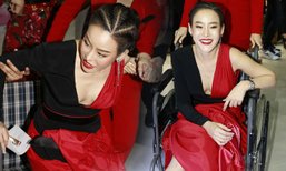 สปิริตแรง! หนิง ตกบันไดเจ็บหนัก ยังนั่งรถเข็นมาทำงาน