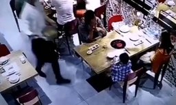 อุทาหรณ์! พนักงานลื่นล้ม ทำหม้อไฟร่วงราดร่างเด็กน้อยร้องไห้จ้า