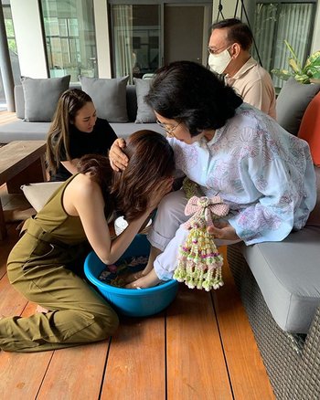 &#8220;แต้ว ณฐพร&#8221; ก้มกราบพ่อแม่ โมเมนต์อบอุ่น &#8220;ต้น อาชว์&#8221; ก็เข้ามาคอมเมนต์