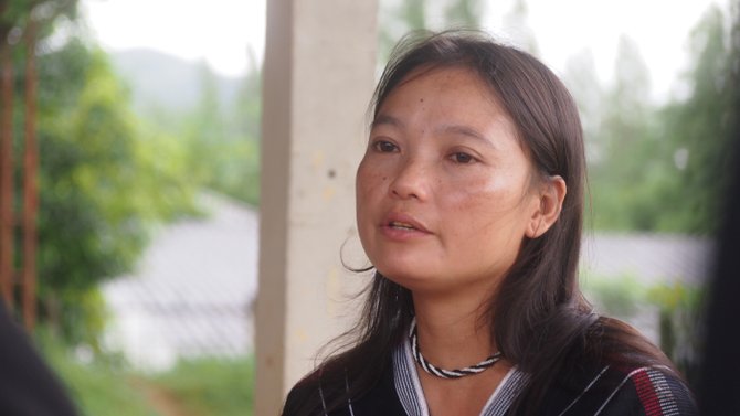 มึนอ-พิณนภา พฤกษาพรรณ ภรรยาของ บิลลี่-พอละจี รักจงเจริญ นักเคลื่อนไหวด้านสิทธิ ให้สัมภาษณ์จากหอประชุมบ้านป่าเด็งใต้ ต.ป่าเต็ง อ.แก่งกระจาน จ.เพชรบุรี วันนี้ (4 ก.ย.)