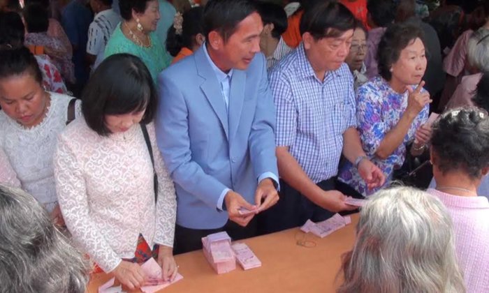 เศรษฐีใจบุญเมืองคอน แจกเงินชาวบ้านประจำปี รวมกว่า 2 ล้านบาท