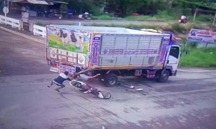 วงจรปิด จับภาพรถบรรทุกพุ่งชน จยย. กลาง 4 แยก ตาย 1 บาดเจ็บ 1