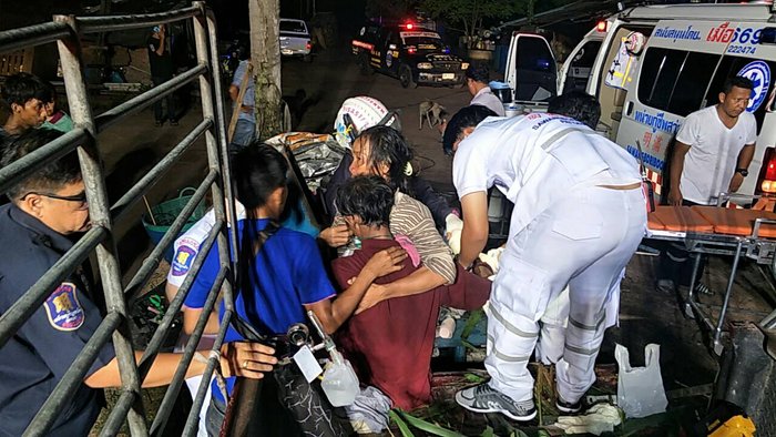 เฒ่าวัย 55 พลาดท่า บดหญ้าทำอาหารให้วัว มือติดเครื่องบด เจ็บสาหัส