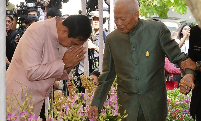 "ท่านไปผ่าหัวใจ"-"บิ๊กตู่" ตอบป๋าเปรมหลังถามหา "บิ๊กป้อม"