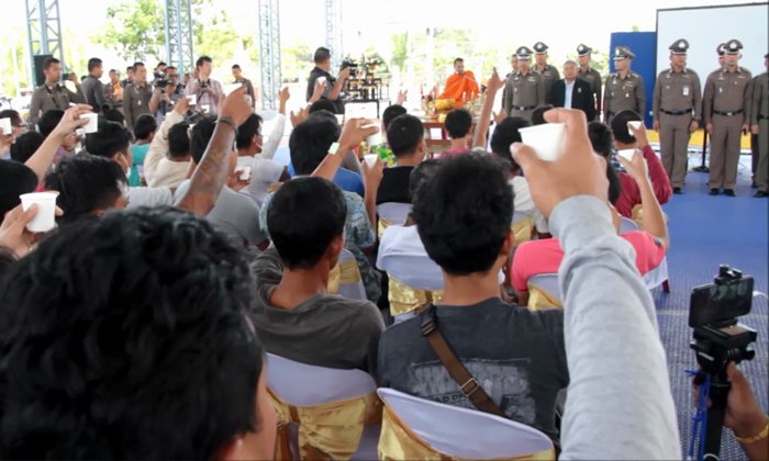รอง ผบ.ตร. นำผู้ต้องหาเมาแล้วขับช่วงสงกรานต์ "ดื่มน้ำสาบาน" ก่อนส่งฟ้องศาล