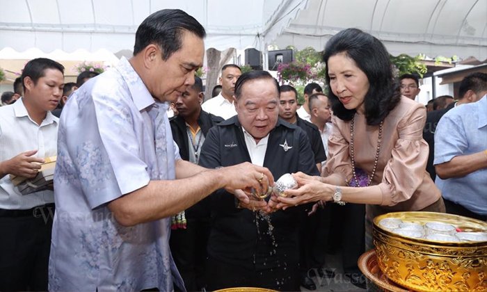 นายกฯ รดน้ำขอพร พร้อมย้ำ พล.อ.ประวิตร "สุขภาพแข็งแรงดี"