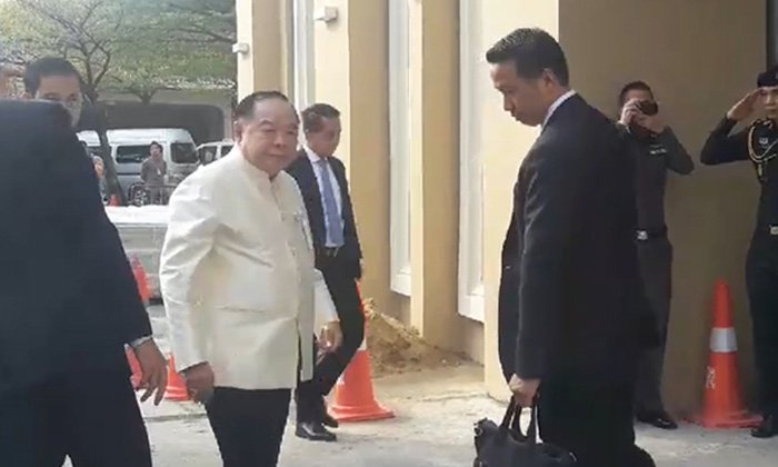 ประวิตรยิ้มแย้มประชุมครม.ปัดตอบเรื่องสุขภาพ