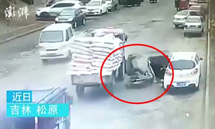 เก๋งเปิดประตูรถไม่ดูหลังชนจยย.ล้มลง จนโดนรถบรรทุกเหยียบซ้ำ