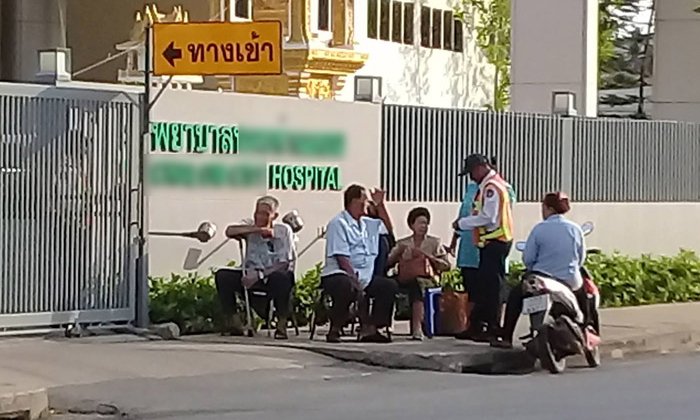โซเชียลถกเถียง รพ.ดังแถวท่าฉลอม ให้ผู้ป่วยสูงวัยนั่งตากแดดรอนอกรั้ว