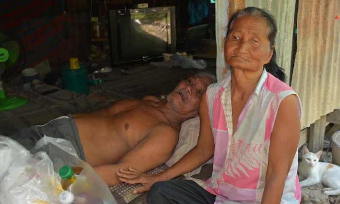 สงกรานต์ยังคอย สองตา-ยาย ยากไร้บ้านผุพังรอวันครอบครัวอบอุ่น