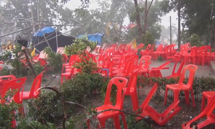 พายุถล่มสถานที่จัดงานแห่น้ำขึ้นโฮง ชาวบ้านแตกกระเจิง