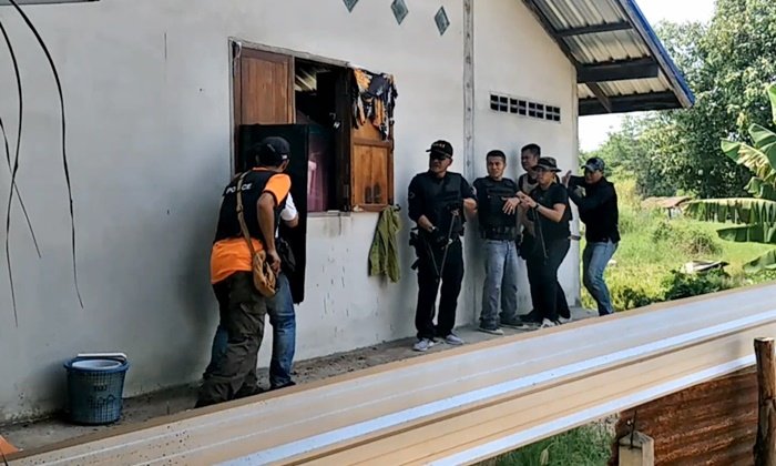 ตร.ล้อมบ้านเอเย่นต์ยา กดดันทนไม่ไหว ยิงหัวตัวเองต่อหน้าเมีย