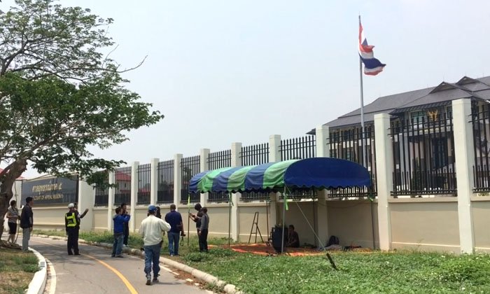 นักอนุรักษ์อดอาหาร 5 วัน ปักหลักหน้าศาล ร้องแก้ปัญหาหมู่บ้านป่าแหว่ง