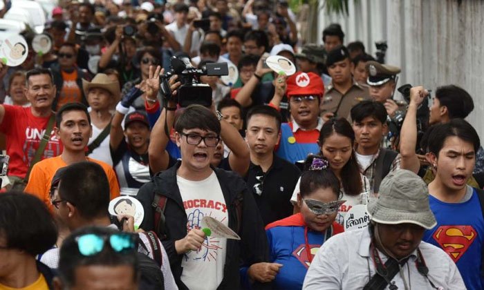 คนอยากเลือกตั้ง เดินขบวนป้วนเปี้ยนข้างทำเนียบฯ