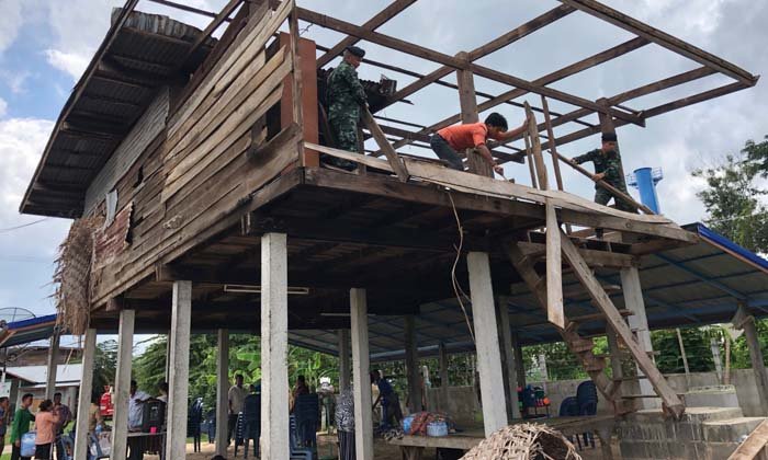 คืนความสุข ทหารเร่งช่วยประชาชน มอบสิ่งของซ่อมแซมบ้านหลังถูกพายุพัดเสียหาย