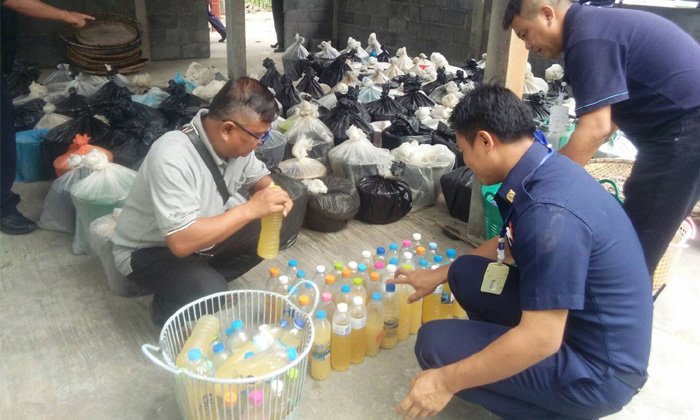 บุกจับเหล้าเถื่อน! ตรวจยึดน้ำสุรากว่า 700 ลิตร พบผลิต-บรรจุจ่อส่งขายตามตลาดนัด