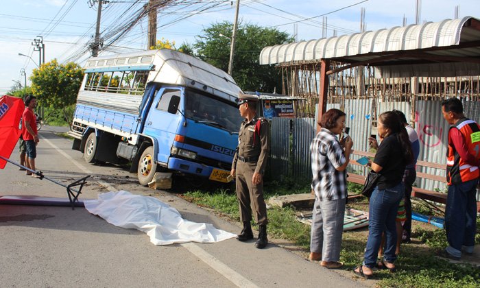 รถสองแถวพุ่งชนร้านหมูปิ้ง คนขับดับคาที่ นักเรียนเต็มคันรถรอดหวุดหวิด