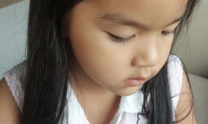 น้องมะลิ กลับบ้านหน้าเศร้า เพื่อนที่โรงเรียนวิ่งหนี เพราะกิ๊บติดผมอันใหม่