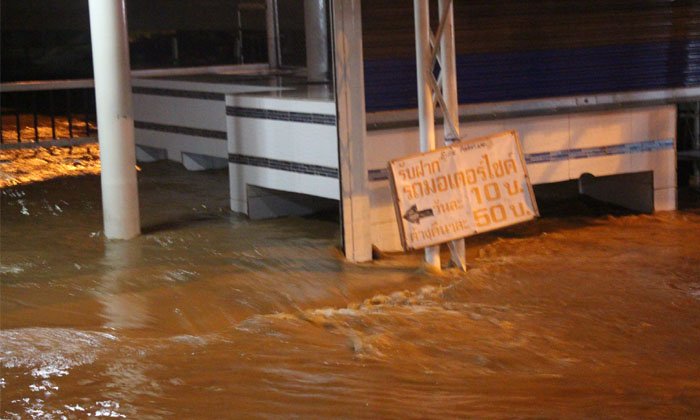 ฝนลงหนัก ทำชายแดนแม่สายอ่วม ชาวบ้านบางส่วนเร่งเก็บของขึ้นที่สูง หวั่นมีน้ำหลาก