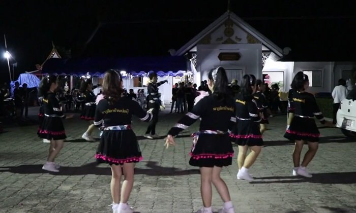 งานศพสะอื้นอ่อนช้อย รวมตัวรำวงย้อนยุคหน้าศพแม่ค้าลอตเตอรี่