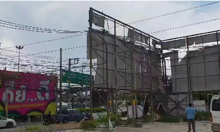 โซเชียลเตือนภัย แผ่นสังกะสีป้ายโฆษณาหวิดหลุด อันตรายต่อชีวิตและทรัพย์สิน