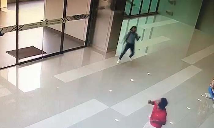 คลิปวินาทีชีวิต ช่างไฟตกจากฝ้าเพดาน หวิดทับลูกค้าที่ยืนอยู่ในห้าง