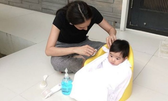 นั่งนิ่งให้แม่เนยตัดผม น่าเอ็นดูมาก quotน้องอคิณquot
