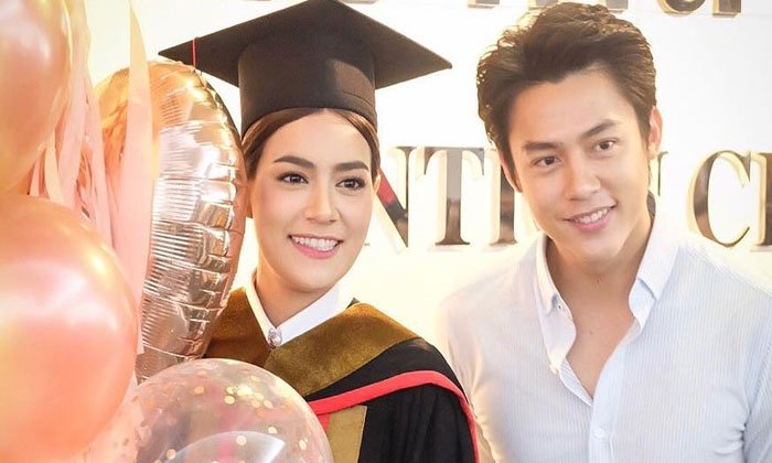 หวานมาก "หมาก ปริญ" หอบดอกไม้ยินดี "คิมเบอร์ลี่" รับปริญญา