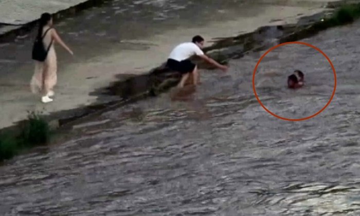 นาทีชีวิต ตำรวจจีนโดดลงแม่น้ำไหลเชี่ยว ช่วยเด็กชายจมน้ำรอดหวุดหวิด