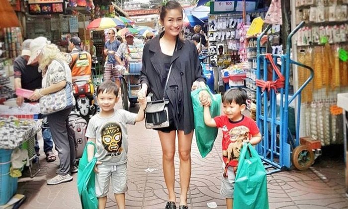 “พลอย พลอยพรรณ” ควงลูกชายช้อปปิ้งสำเพ็ง แต่ถูกโฟกัสหุ่น ท้องอยู่หรือเปล่า