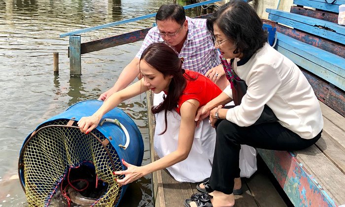 "อั้ม พัชราภา" ตอบดราม่า ซื้อปลามาปล่อย เอาเงินไปเลี้ยงเด็กคนชราดีกว่าไหม?