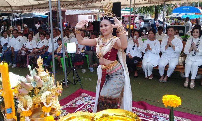คอหวยแห่ส่องเลขเด็ดในขันน้ำมนต์ ทีมหนังนาคี 2 จัดพิธีบวงสรวงที่คำชะโนด