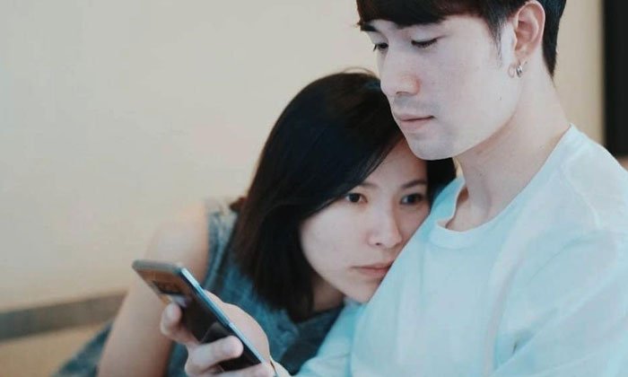 "ต้นหอม" ตีเนียนซบอก "ซัน ประชากร" เหมือนจะหวาน แต่แคปชั่นฮา